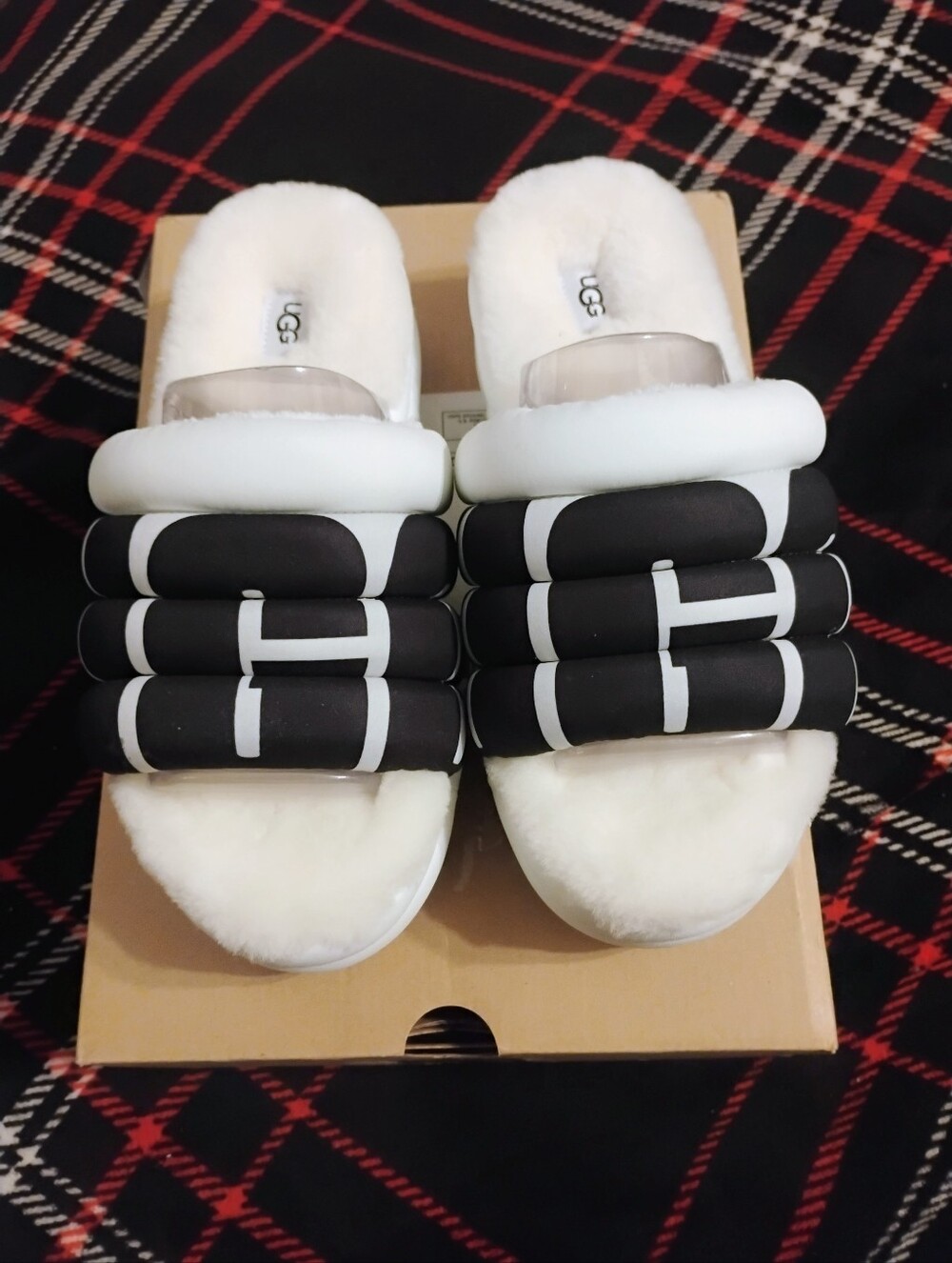 Women's New White And Black Furry Ugg Maxi Slide Logo Slipper Slides U.S. Size 9